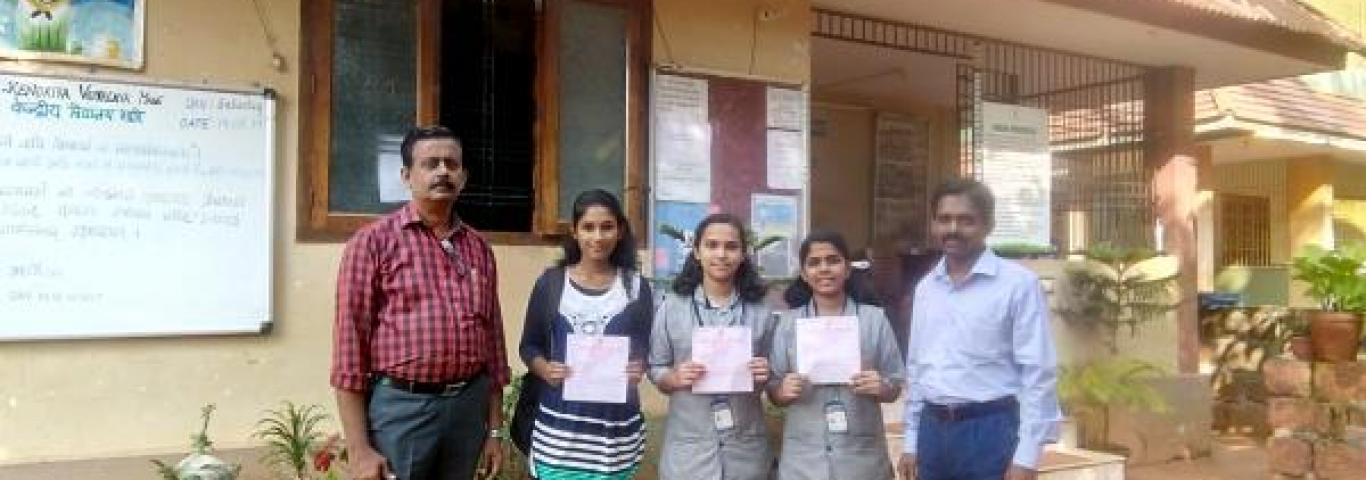सैंड्रा एस, नंदना पी के, Aavani बी एस - हिंदी बाहर सीबीएसई परीक्षा 2017-18 में खड़े कलाकारों